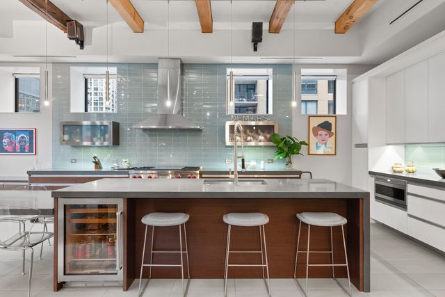 152 W HURON Street 4, Chicago, IL 60654