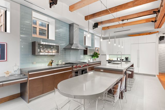 152 W HURON Street 4, Chicago, IL 60654