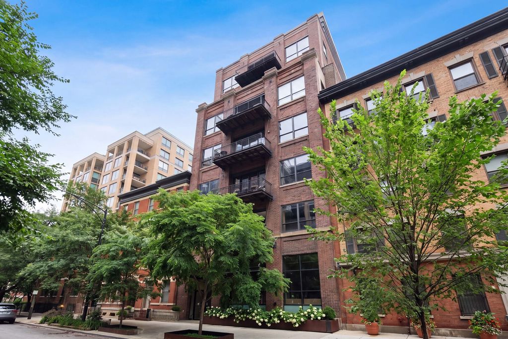 152 W HURON Street 4, Chicago, IL 60654