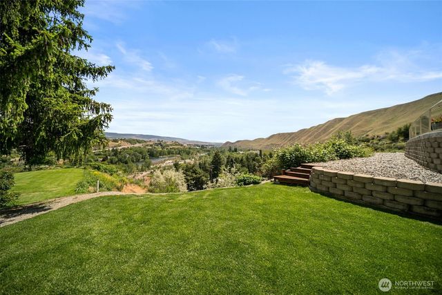 1901 Sleepy Hollow Road, Wenatchee, WA 98801