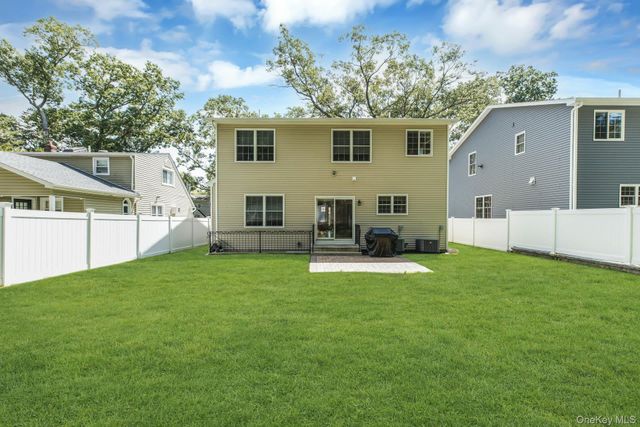 9 Hickory Road, Bayville, NY 11709