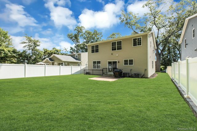 9 Hickory Road, Bayville, NY 11709