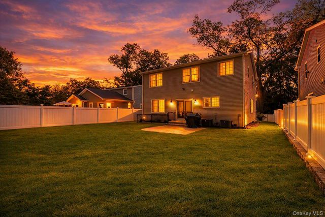 9 Hickory Road, Bayville, NY 11709