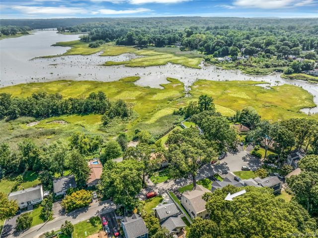 9 Hickory Road, Bayville, NY 11709