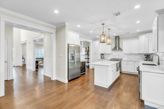 9 Hickory Road, Bayville, NY 11709