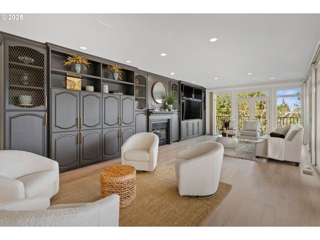 1040 Sw MYRTLE Dr, Portland, OR 97201