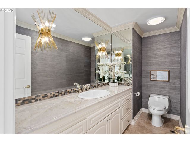 1040 Sw MYRTLE Dr, Portland, OR 97201