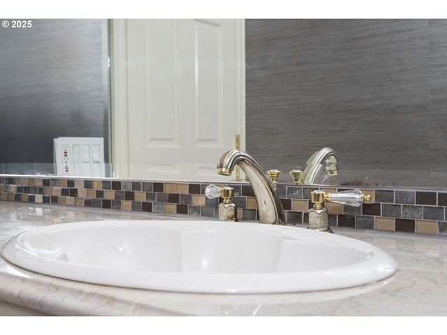 1040 Sw MYRTLE Dr, Portland, OR 97201