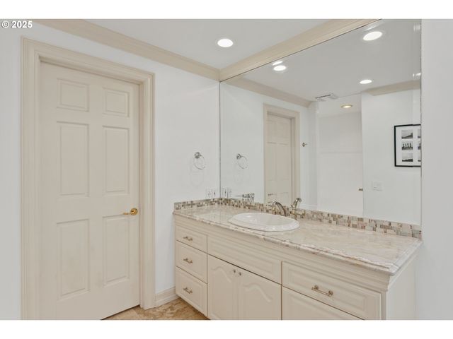 1040 Sw MYRTLE Dr, Portland, OR 97201