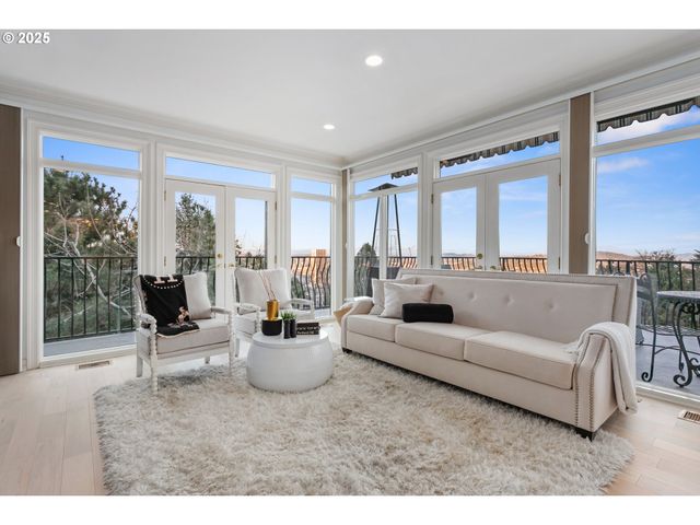 1040 Sw MYRTLE Dr, Portland, OR 97201