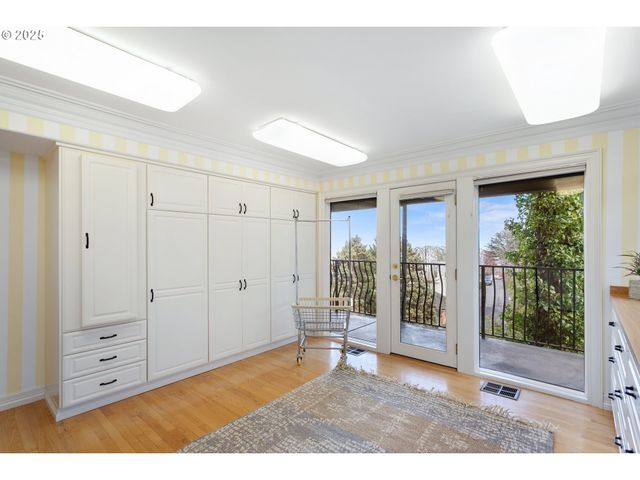 1040 Sw MYRTLE Dr, Portland, OR 97201