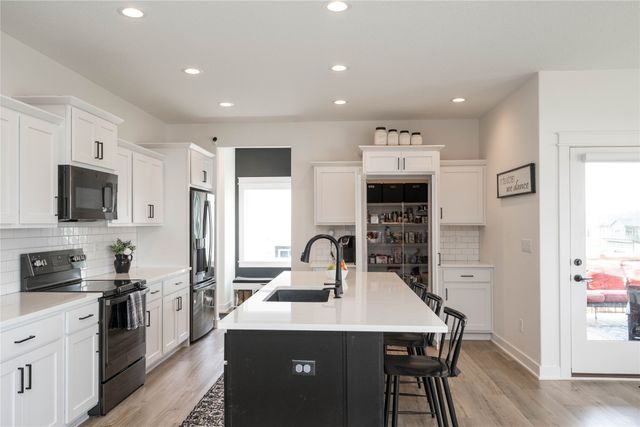2609 Blooming Heights Drive, Norwalk, IA 50211