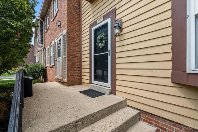 2717 N Kings Arms Circle, Centerville, OH 45440