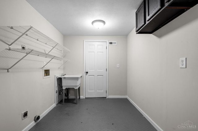 2717 N Kings Arms Circle, Centerville, OH 45440