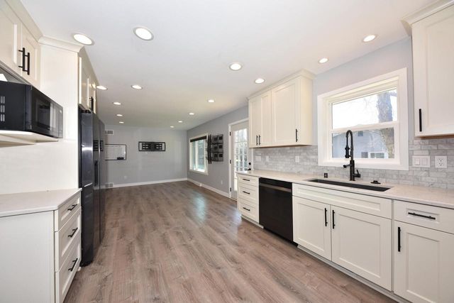 101 Friendship LANE, Saukville, WI 53080