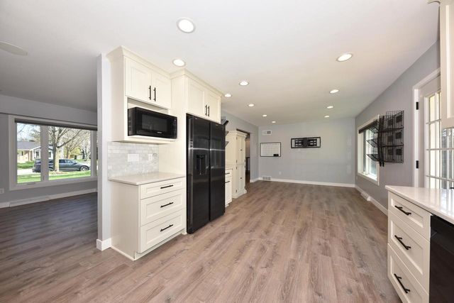 101 Friendship LANE, Saukville, WI 53080