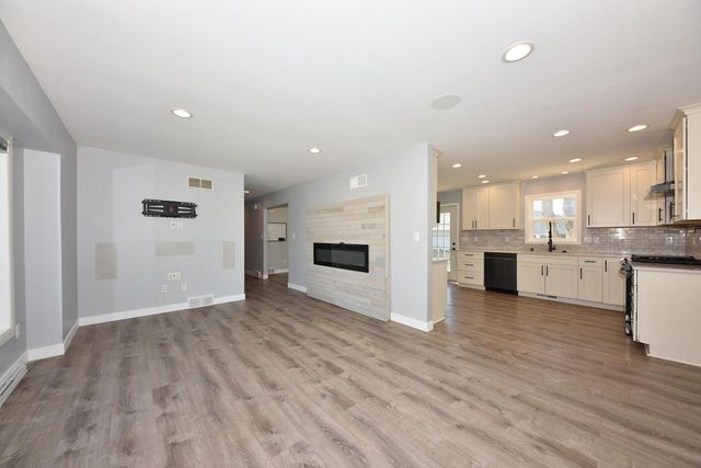 101 Friendship LANE, Saukville, WI 53080