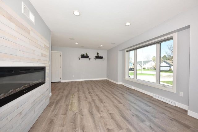 101 Friendship LANE, Saukville, WI 53080