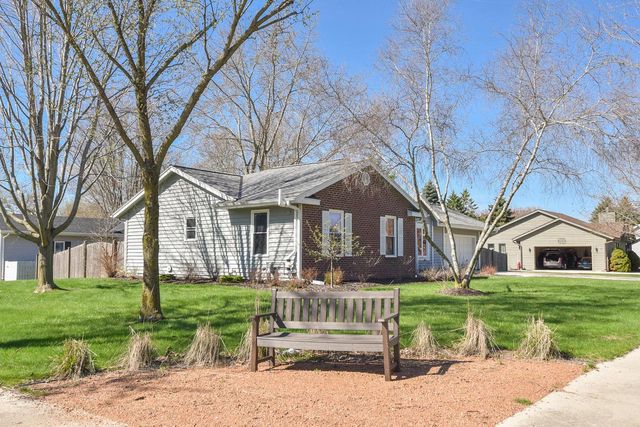 101 Friendship LANE, Saukville, WI 53080