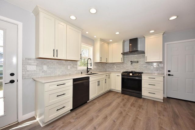 101 Friendship LANE, Saukville, WI 53080