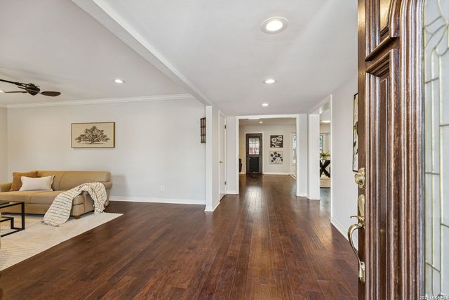 100 lochaven, Castle Hills, TX 78213