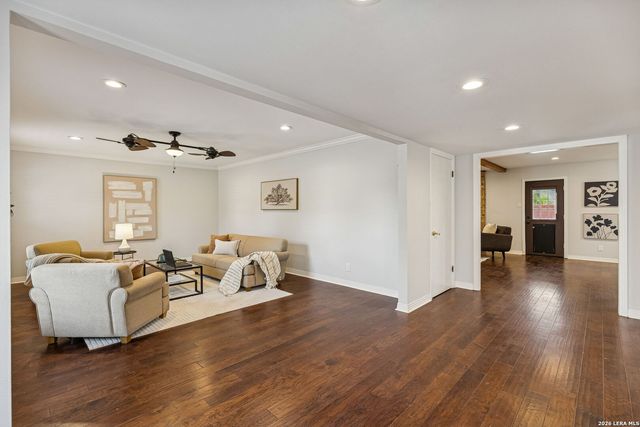 100 lochaven, Castle Hills, TX 78213