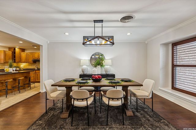 100 lochaven, Castle Hills, TX 78213