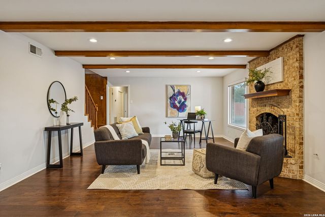 100 lochaven, Castle Hills, TX 78213