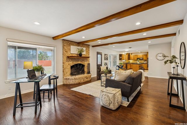 100 lochaven, Castle Hills, TX 78213