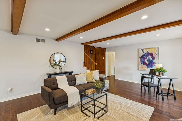 100 lochaven, Castle Hills, TX 78213