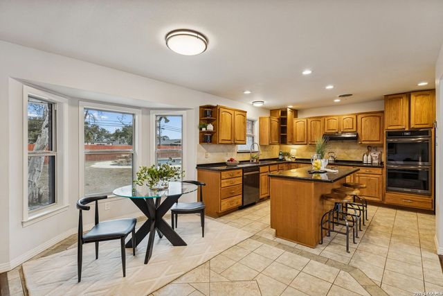 100 lochaven, Castle Hills, TX 78213