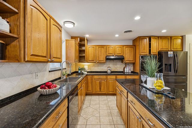 100 lochaven, Castle Hills, TX 78213