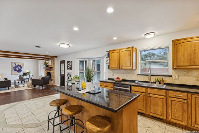 100 lochaven, Castle Hills, TX 78213