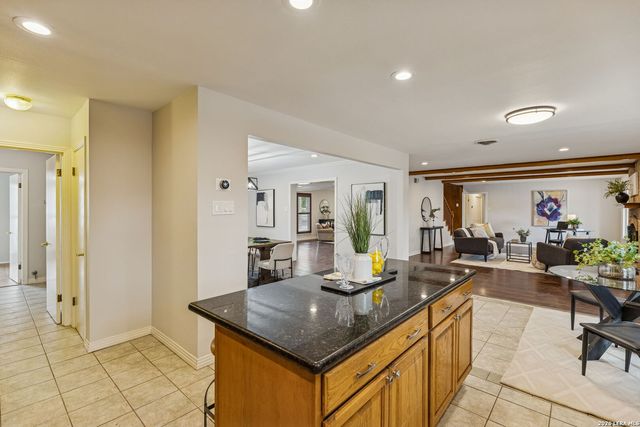 100 lochaven, Castle Hills, TX 78213