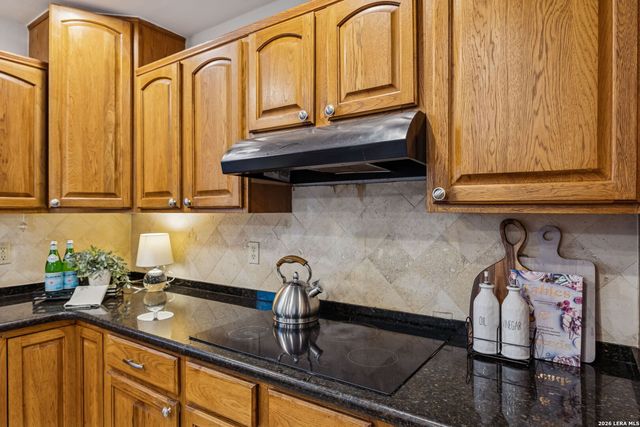 100 lochaven, Castle Hills, TX 78213