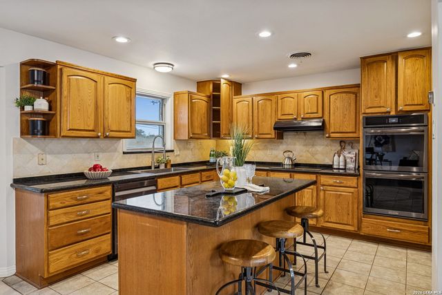 100 lochaven, Castle Hills, TX 78213