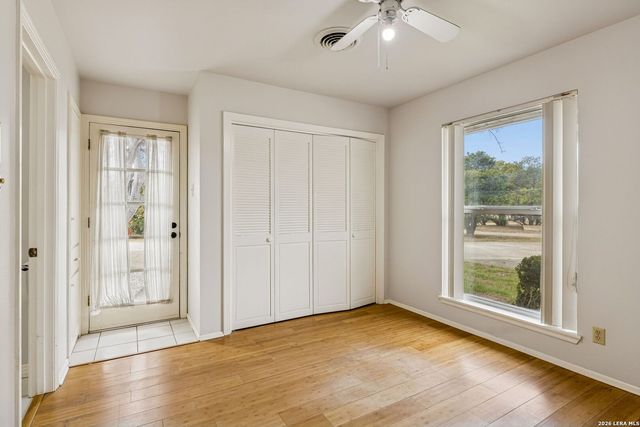 100 lochaven, Castle Hills, TX 78213