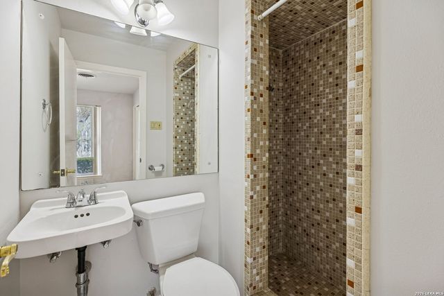 100 lochaven, Castle Hills, TX 78213