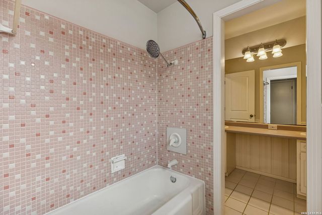 100 lochaven, Castle Hills, TX 78213