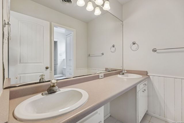 100 lochaven, Castle Hills, TX 78213