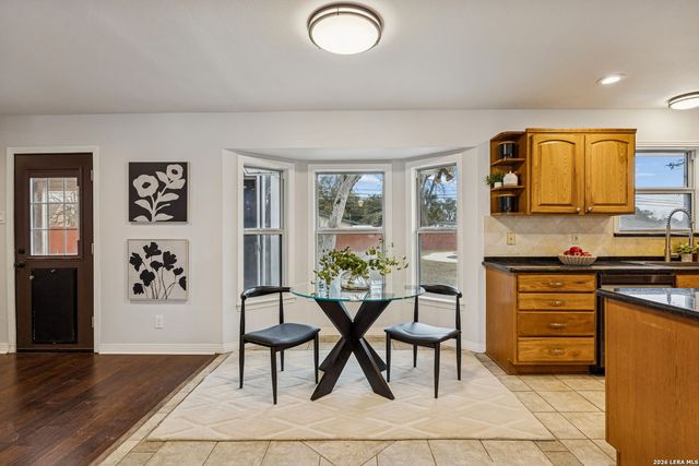 100 lochaven, Castle Hills, TX 78213