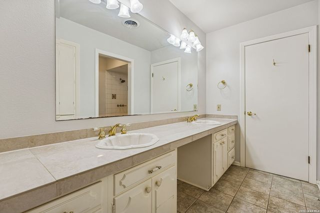 100 lochaven, Castle Hills, TX 78213