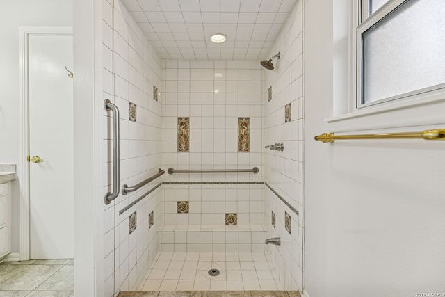 100 lochaven, Castle Hills, TX 78213