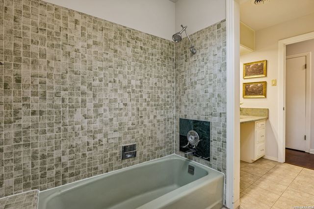 100 lochaven, Castle Hills, TX 78213