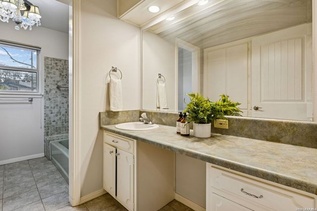 100 lochaven, Castle Hills, TX 78213