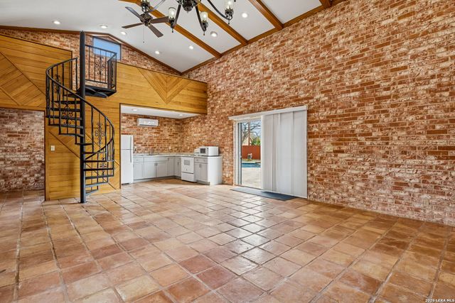 100 lochaven, Castle Hills, TX 78213