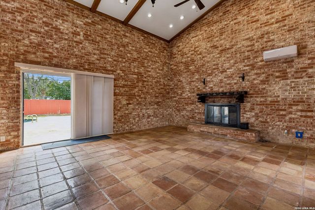 100 lochaven, Castle Hills, TX 78213