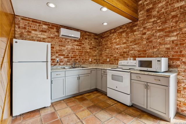 100 lochaven, Castle Hills, TX 78213