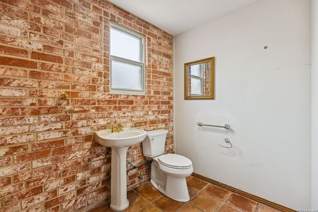 100 lochaven, Castle Hills, TX 78213