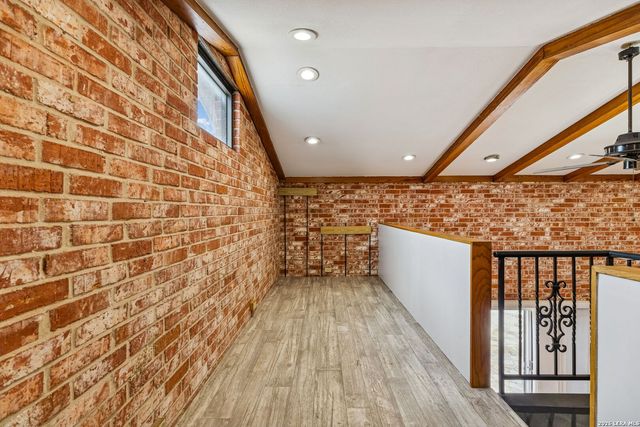 100 lochaven, Castle Hills, TX 78213